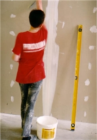 Покраска стенок клеевым составом