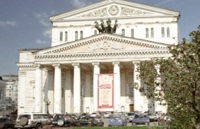 Мастера строители ставят на фундаментный монолит корпус Крупного театра в Москве