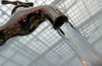 Древесный водопровод сто-летней давности сохранился в Новгороде