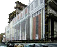 Новое оформление ремонтируемых фасадов корпусов в Москве