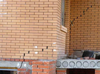 Трещины на стенках: предпосылки происхожденья и методы их устранения