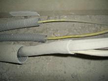 Установка проводки в заливных бетонных полах