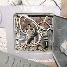 Щит 2 этажа 9-ти этажного жилья, нейтраль этого и целых верхних этежей подключенна сквозь непонятное соединение в изоленте. так же на правой высшей части фото видно что на этом этаже подключенны еще какие то непонятные нейтрали