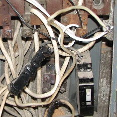 Щит 2 этажа 9-ти этажного жилья, нейтраль этого и целых верхних этежей подключенна сквозь непонятное соединение в изоленте. так же на правой высшей части фото видно что на этом этаже подключенны еще какие то непонятные нейтрали