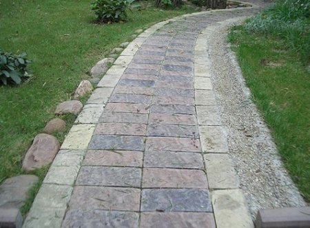 Обилие тропинок по саду